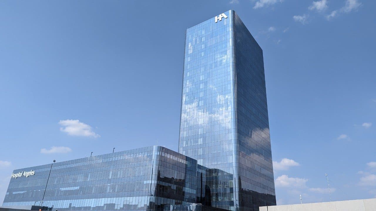 Modern glass facade of Hospital Angeles Centro Sur